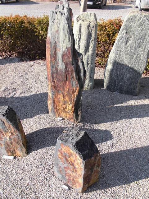 Naturbelassene Stelen, Bild 2
