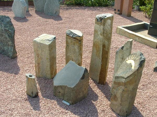Naturbelassene Stelen, Bild 3
