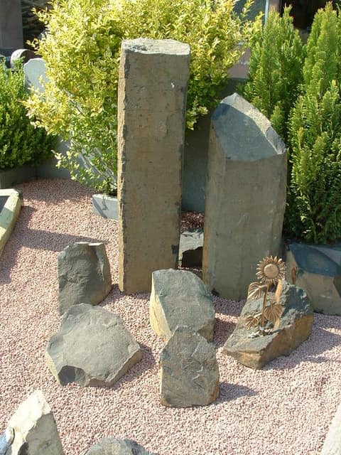 Naturbelassene Stelen, Bild 7