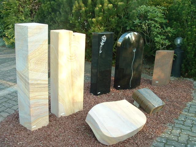 Polierte Stelen, Bild 1