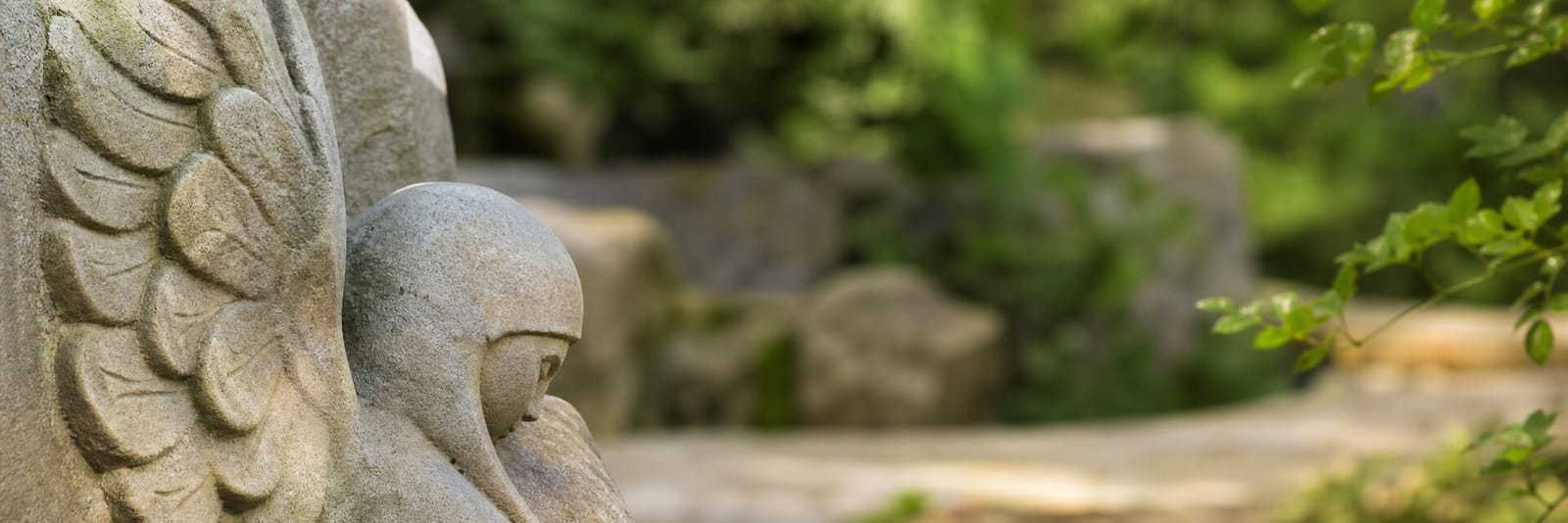 Detail einer in Stein gearbeiteten Engelsskulptur